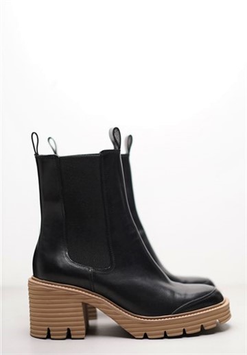 Botines piel gra suela camel